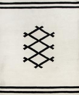 Lote 1529: Alfombra española en lana.
Con diseño geométrico de campo blanco con motivos en negro