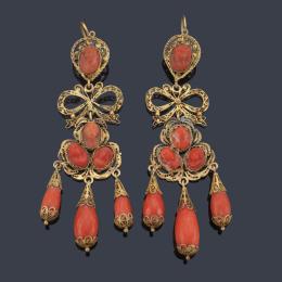 Lote 2002: Pendientes largos con camafeos y chupones de coral rojo en metal dorado. S. XVIII-XIX.