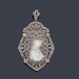 Lote 2031: Medalla devocional con La Imagen de La Virgen con ramo de azucenas en nácar sobre marco calado en platino con diamantes talla antigua y rosa.