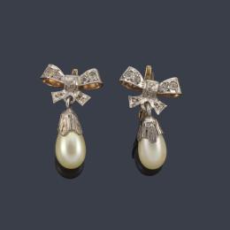 Lote 2037: Pendientes largos con pareja de perlas en forma de gota y motivo superior en forma de lazo, con diamantes.