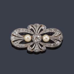 Lote 2041: Broche-placa con pareja de perlitas y diamantes talla antigua y 'old cushion' en montura de oro amarillo de 18K y vista en platino. Años '30.