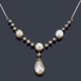 Lote 2047: Collar con cuatro perlas, una de ellas aperillada con diamantes talla antigua en montura de oro amarillo y blanco de 18K, con vista en plata. S. XIX.