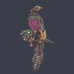 Lote 2048: Broche de pájaro con diamantes, rubíes, zafiros y esmeraldas. S. XIX