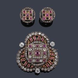 Lote 2054: Broche y pendientes cortos con diamantes talla holandesa, rosa y antigua con rubíes en montura de oro amarillo de 18K y vista superior en plata. S. XIX.