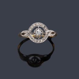Lote 2060: Anillo 'art decó' con diamante talla antigua y diseño de infinito a modo de orla, en montura de oro amarillo de 18K y vista en platino. Años '30.