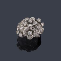 Lote 2066: Anillo con motivos florales cuajados de diamantes talla brillante y 8/8, en montura de platino.