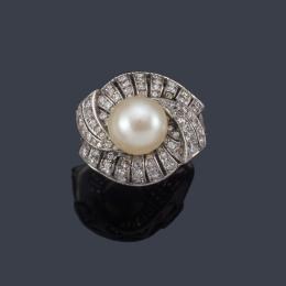 Lote 2068: Anillo con perla central de aprox. 9,52 mm con orla curvadas de diamantes talla 8/8.