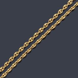 Lote 2086: Collar largo con eslabones de calabrote realizado en oro amarillo de 18K.