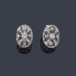 Lote 2095: Pendientes cortos con diseño ovalado enriquecido con diamantes talla rosa en montura de platino. Años '30.
