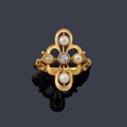 Lote 2113: Anillo 'art nouveau' con perlitas y diamante talla antigua central en montura de oro amarillo mate y brillo de 18K.