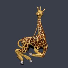 Lote 2131: Broche en forma de jirafa con esmalte policromado en montura de oro amarillo mate de 18K con detalles de brillantes.