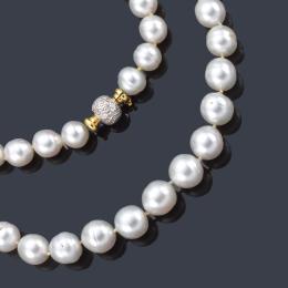 Lote 2133: Collar de perlas Australianas de aprox. 12,10 - 15,00 mm con cierre esférico cuajado de brillantes de aprox. 1,32 ct en total y realizado en oro blanco de 18K.