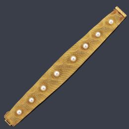Lote 2136: MONÉS JOYEROS
Pulsera de malla semirrígida con decoración de perlas en montura de oro amarillo de 18K.