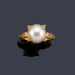 Lote 2139: Anillo con perla de aprox. 9,19 mm en montura de oro amarillo de 18K.