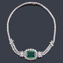 Lote 2148
ALDAO
Collar con importante esmeralda Colombiana de aprox. 25,00 ct con diamantes talla brillante y marquís. Certificado GüBELIN.