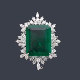 Lote 2149
Excepcional colgante con gran esmeralda de aprox. 36,99 ct con orla de diamantes talla brillante y marquís de aprox. 6,95 ct en total. Certificado GüBELIN.