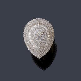 Lote 2154: Anillo con diseño en forma de gota con diamantes talla brillante y baguette de aprox. 3,60 ct en total.