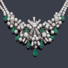 Lote 2157: Collar con esmeraldas talla perilla de aprox. 7,63 ct con diamantes talla brillante, trapecio y baguette de aprox. 29,40 ct en total.