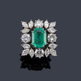 Lote 2160: Anillo con esmeralda central de aprox. 3,60 ct y orla de diamantes talla brillante y marquís de aprox. 4,95 ct en total.