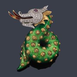 Lote 2163: Broche en forma de dragón con esmalte, diamantes y rubí.