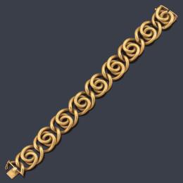 Lote 2165: Pulsera con motivos circulares unidos entre sí en oro amarillo mateado de 18K.