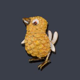 Lote 2166: Broche en forma de pollito con esmalte guilloché en color amarillo, realizado en montura de oro amarillo de 18K.