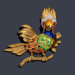 Lote 2167: Broche en forma de pájaro con esmalte policromado, brillantes y rubíes en montura de oro amarillo de 18K.