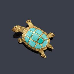Lote 2172
Broche en forma de tortuga con turquesas calibradas en montura de oro amarillo de 18K.