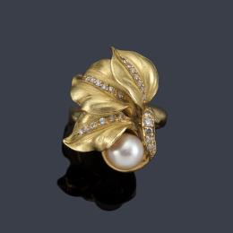Lote 2173: Pendientes y anillo con diseño vegetal con banda de brillantes y perlitas, en montura de oro amarillo mate de 18K.