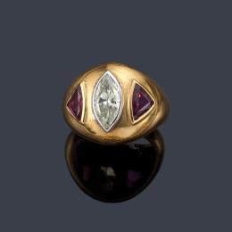 Lote 2176: LUIS GIL
Anillo con diamante central talla marquís de aprox. 1,00 ct y dos rubíes talla fantasía.