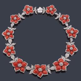 Lote 2184: Collar con motivos florales realizados con coral rojo pulido a modo de pétalos con brillantes de aprox. 12,78 ct en total.