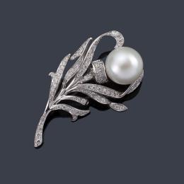 Lote 2185: Broche con diseño floral con centro de perla australiana de aprox. 15,39 mm con brillantes de aprox. 2,19 ct en total.