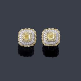 Lote 2206
Pendientes cortos con dos diamantes 'fancy yellow' talla radiant de aprox, 0,67 ct y brillantes de aprox. 0,72 ct en total.