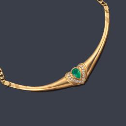 Lote 2225: Collar con una esmeralda talla perilla de aprox. 1,50 ct con orla de brillantes, en montura de oro amarillo de 18K.