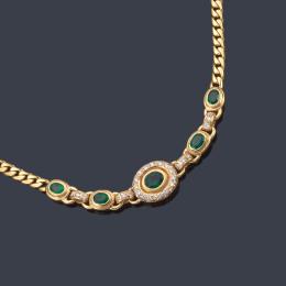 Lote 2226: Collar con cinco esmeraldas talla oval de aprox. 4,20 ct en total con orla de brillantes.