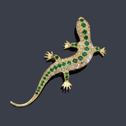 Lote 2231: Broche en forma de lagartija con banda central de esmeraldas y diamantes talla antigua y brillantes.
