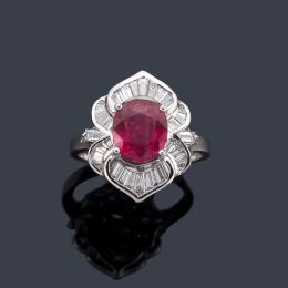 Lote 2235
Anillo con rubí talla oval de aprox. 2,10 ct con orla de diamantes talla trapecio de aprox. 1,15 ct en total.