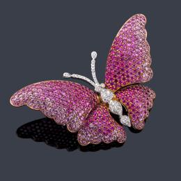 Lote 2249: Broche en forma de mariposa con pavé de zafiros rosa en degradado de color, con cuerpo de brillantes.