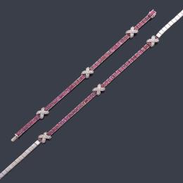 Lote 2252: Collar y pulsera con motivos en forma de cruz cuajada de brillantes y zafiros rosas calibrados y engastados en garra.