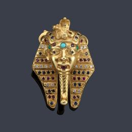 Lote 2288: Colgante con diseño de máscara funeraria egipcia decorada con gemas de color en montura de oro amarillo de 18K.
