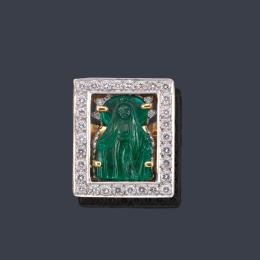 Lote 2301: Anillo con una pieza de esmeralda tallada con Imagen de La Virgen con orla de brillantes de aprox. 1,50 ct en total.
