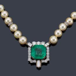 Lote 2317: Collar con hilo de perlas de aprox. 7,57 - 7,60 mm con remate de esmeralda de aprox. 13,55 ct y orla de diamantes talla brillante y baguette de aprox. 1,60 ct en total.