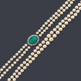 Lote 2322: Collar largo con dos hilos de perlas de aprox. 6,98 mm - 9,71 mm con cierre en oro blanco de 18K, turquesa talla cabujón y orla de brillantes.