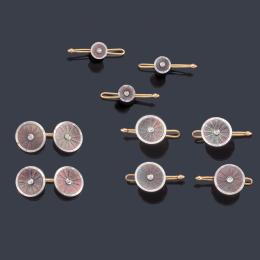Lote 2327: KREMENTZ
Gemelos y siete botones con diseño circular y diamante al centro, en montura de oro amarillo de 18K y vista en platino.