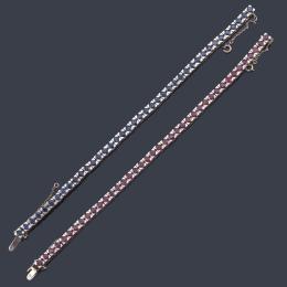 Lote 2355: LUIS GIL
Dos pulseras riviére con zafiros y rubíes talla redonda en montura de oro blanco de 18K.