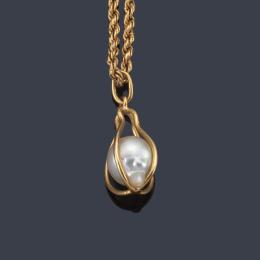 Lote 2360: Colgante con perla barroca con cadena tipo cordón y montura de oro amarillo de 18K.