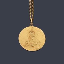 Lote 2362: Medalla devocional con La Imagen de Nuestra Señora de la Esperanza Macarena en oro amarillo de 18K.