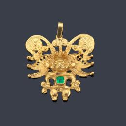 Lote 2377: Colgante estilo Precolombino con deidad Azteca realizada en oro amarillo de 18K y esmeralda central.