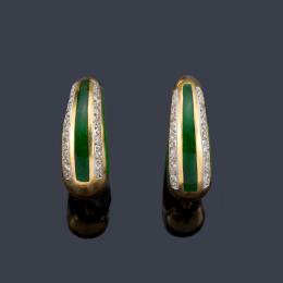 Lote 2384
Pendientes tipo criolla con doble banda de brillantes y esmalte guilloché color verde.