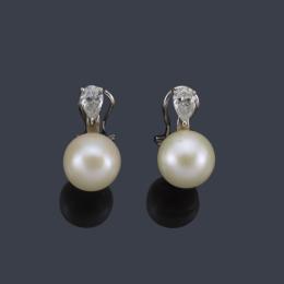 Lote 2426: Pendientes cortos con pareja de perlas de aprox. 10,08 mm y 9,61 mm con dos diamantes talla perilla en la parte superior.